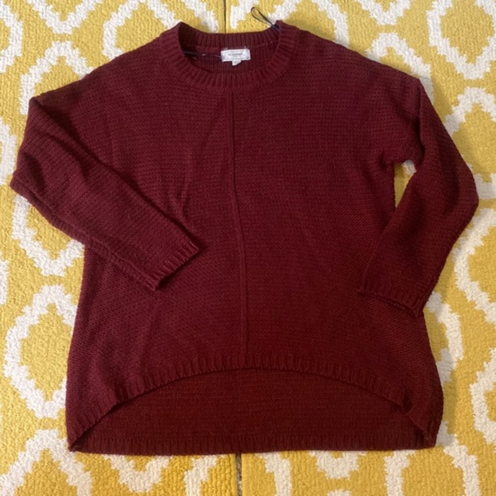 NO COMMENT size S knit sweater with slight high-lo look in maroon